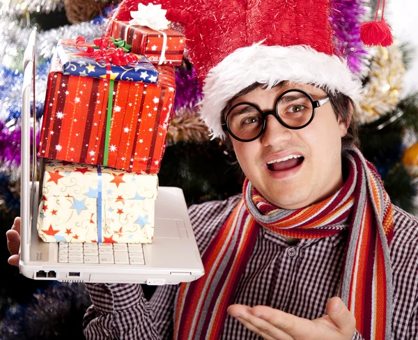 Homens engraçados em boné de Natal com caixas de presente e caderno — Fotografia de Stock