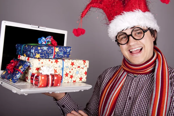 Hombres divertidos en gorra de Navidad con cajas de regalo y cuaderno —  Fotos de Stock