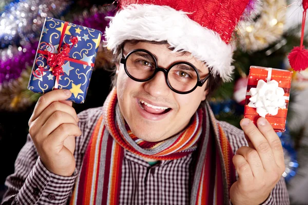 Homens engraçados em boné de Natal com caixas de presente — Fotografia de Stock