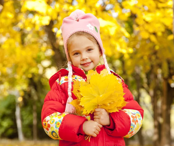 Kind im Herbstpark. — Stockfoto