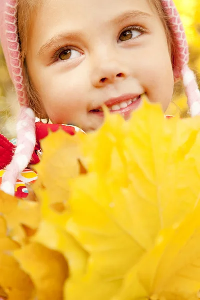 Dítě v podzimním parku. — Stock fotografie