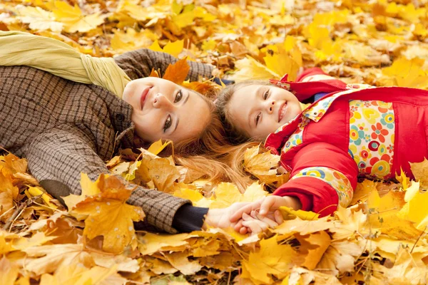 Mother and daughter in autumn yellow park — Stock Photo, Image