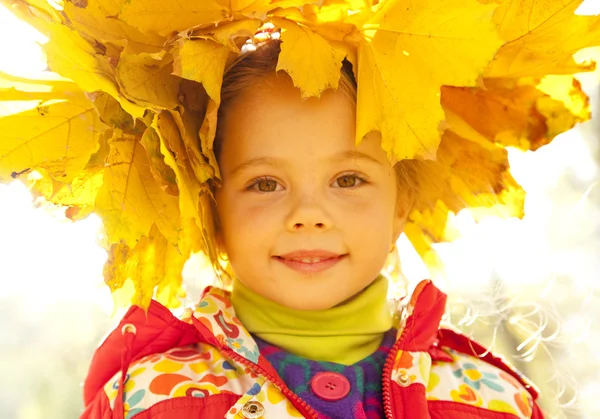 Niño en el parque de otoño . —  Fotos de Stock