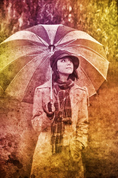 Mädchen mit Regenschirm im Park bei Regen. — Stockfoto