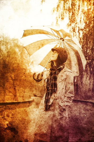 Chica con paraguas en el parque en días lluviosos . — Foto de Stock