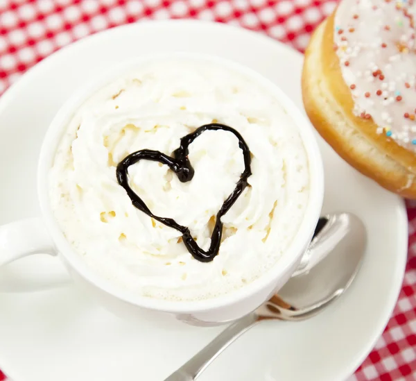 Donuts mit Kaffee auf dem Tisch. — Stockfoto