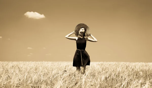 Dziewczyna w polu pszenicy wiosna. — Zdjęcie stockowe