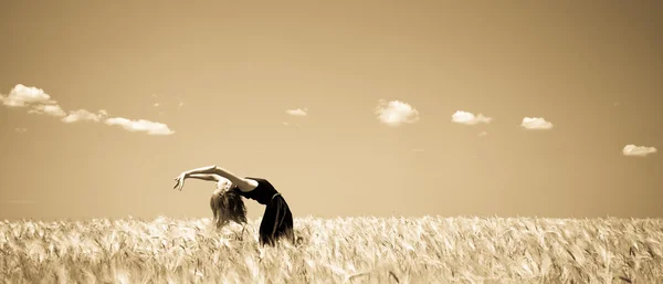 봄 보 리 밭에서 여자. — 스톡 사진
