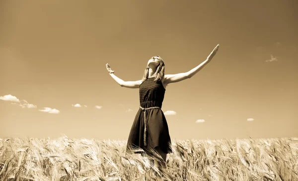 Девушка на весеннем пшеничном поле . — стоковое фото
