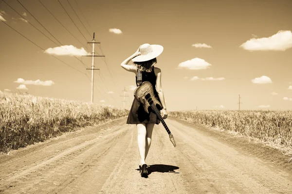 Рок-дівчина з гітарою в сільській місцевості — стокове фото