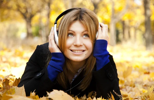 Προσωπογραφία γυναίκας σε εξωτερική με ακουστικά — Φωτογραφία Αρχείου