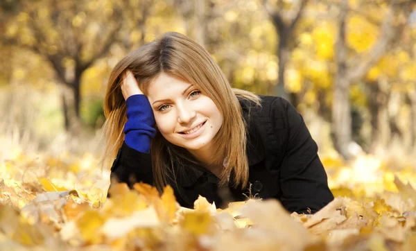 Lächelndes glückliches Mädchen im Herbstpark — Stockfoto