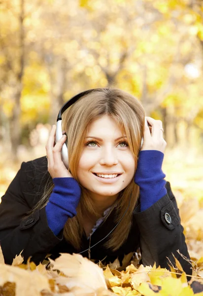 Porträtt av en kvinna på utomhus med hörlurar — Stockfoto