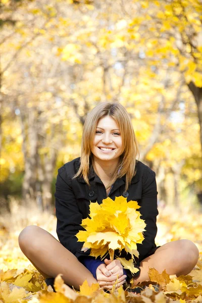 Lächelndes glückliches Mädchen im Herbstpark — Stockfoto