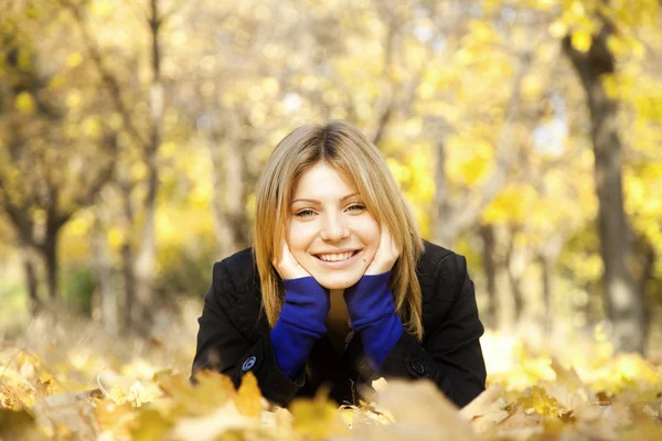 가 공원에 웃는 행복 한 여자 — 스톡 사진