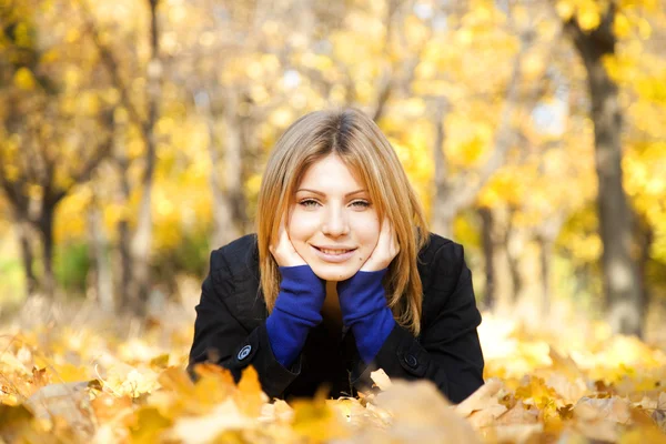 Sonbahar Park gülümseyen mutlu kız — Stok fotoğraf