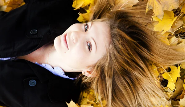 Sorridente ragazza felice nel parco di autunno — Foto Stock