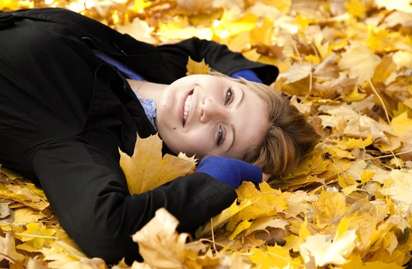 Sonbahar Park gülümseyen mutlu kız — Stok fotoğraf