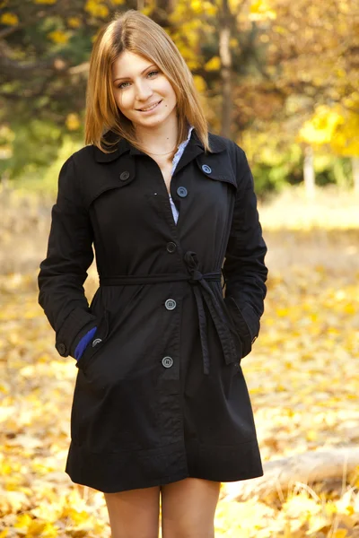 Smiling happy girl in autumn park — Stock Photo, Image