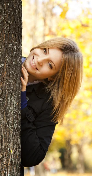 Usmívající se šťastná dívka v podzimním parku — Stock fotografie