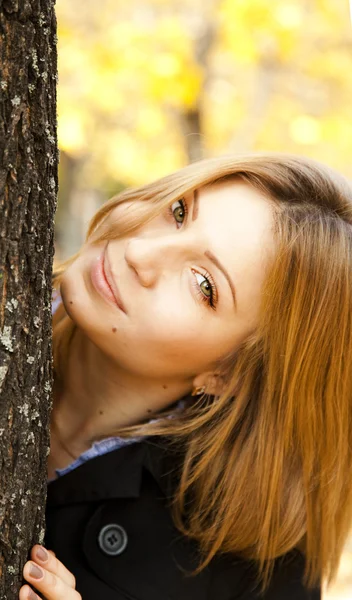 Lachende gelukkig meisje in herfst park — Stockfoto
