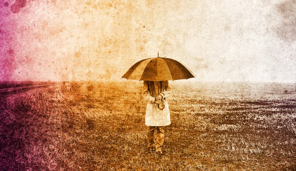 フィールド上に傘を持つ少女. — ストック写真