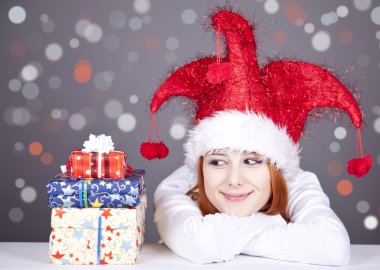 chica manteniendo caja de regalo de Navidad.