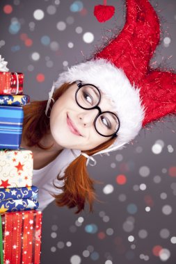 chica manteniendo caja de regalo de Navidad.