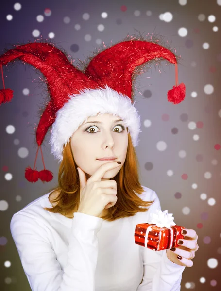 Chica pelirroja divertida en gorra de Navidad con cajas de regalo . — Foto de Stock