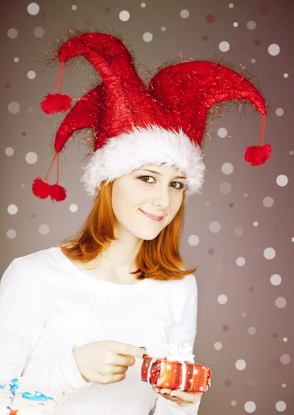 Αστεία κοκκινομάλλης κορίτσι Χριστούγεννα ΚΓΠ με κουτιά δώρων. — Φωτογραφία Αρχείου