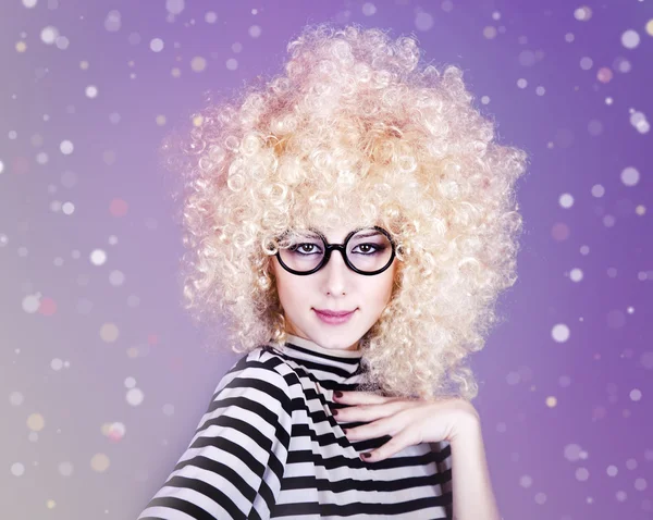 Portret van grappig meisje in blonde pruik. — Stockfoto