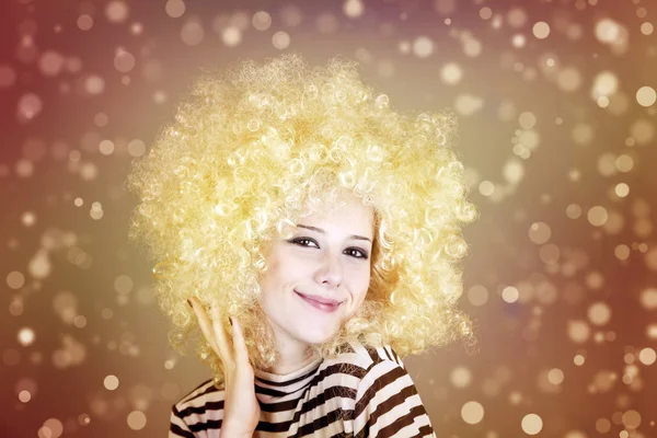 Portret śmieszne dziewczyny w blond peruce. — Zdjęcie stockowe