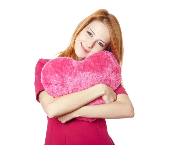 Vacker rödhårig flicka med leksak hjärta — Stockfoto