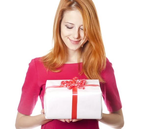 Chica pelirroja en vestido con caja de regalo —  Fotos de Stock