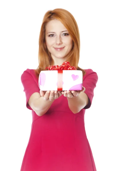 Rudowłosa dziewczyna w sukience z pudełko — Zdjęcie stockowe