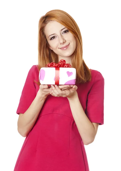 Menina de cabelos vermelhos no vestido com caixa de presente — Fotografia de Stock