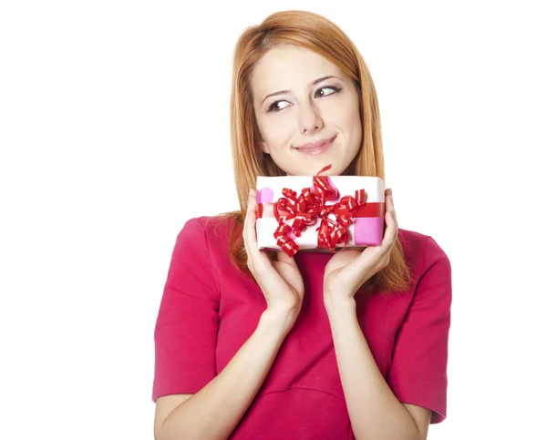 Ragazza dai capelli rossi in abito con scatola regalo — Foto Stock
