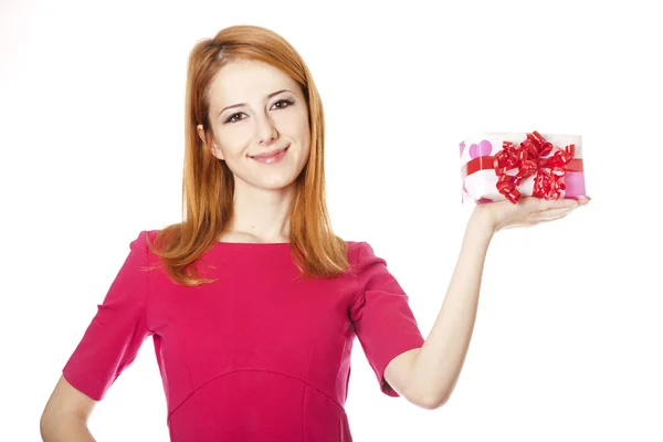 Rudowłosa dziewczyna w sukience z pudełko — Zdjęcie stockowe
