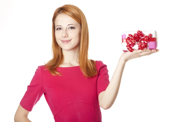 プレゼント ボックスとドレスで赤い髪の少女 — ストック写真