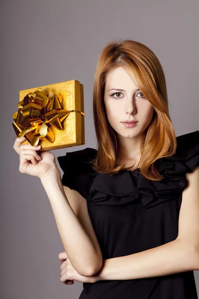 Vörös hajú lány ruha a jelen box — Stock Fotó