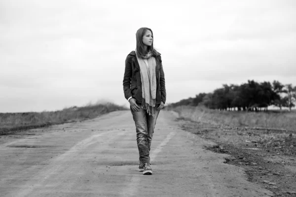 Girl at outdoor road, photo in black and white style. — Stock Photo, Image