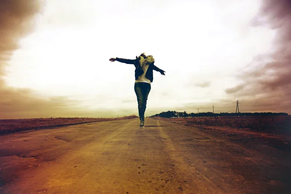 Rusovláska dívka jumpig na venkovní — Stock fotografie