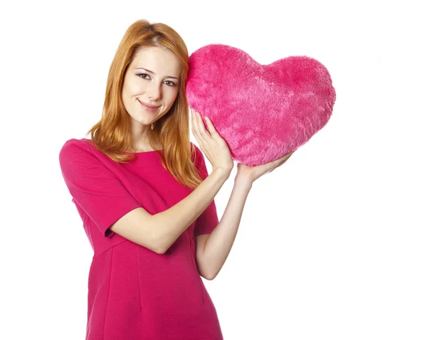 Красивая рыжая девушка с игрушечным сердцем — стоковое фото
