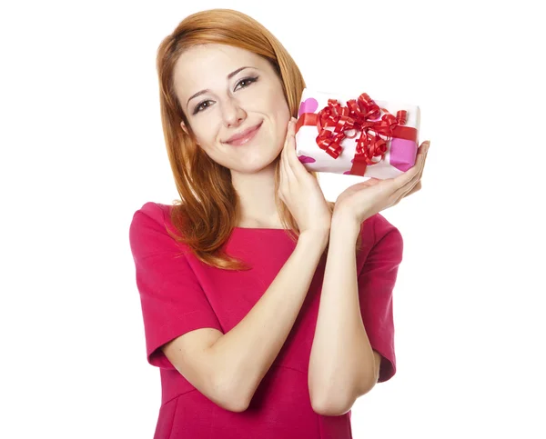 Красивая рыжая девушка с коробкой подарков — стоковое фото