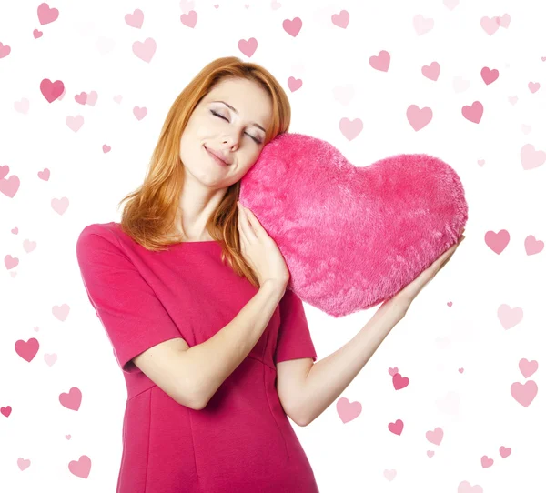 Vacker rödhårig flicka med leksak hjärta — Stockfoto