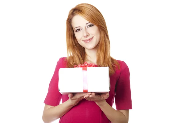 Gyönyörű vörös hajú lány a jelen box — Stock Fotó