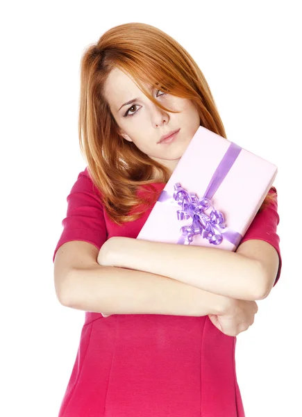 Triste chica pelirroja con caja de regalo . —  Fotos de Stock