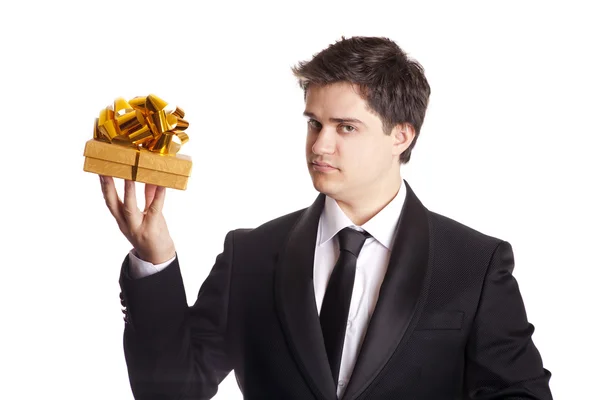 Ein Mann mit einer Geschenkschatulle in schwarzem Tux — Stockfoto
