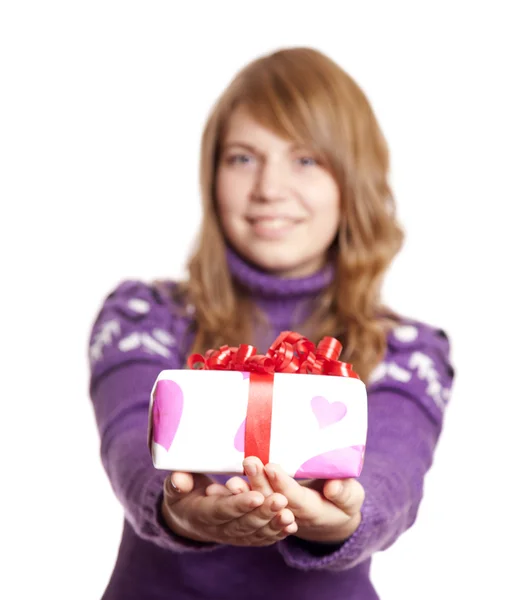 Sevgililer günü hediye kutusu ile sarışın kız. — Stok fotoğraf