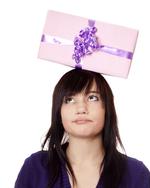 Schöne brünette Mädchen mit Geschenk-Box über dem Kopf. — Stockfoto